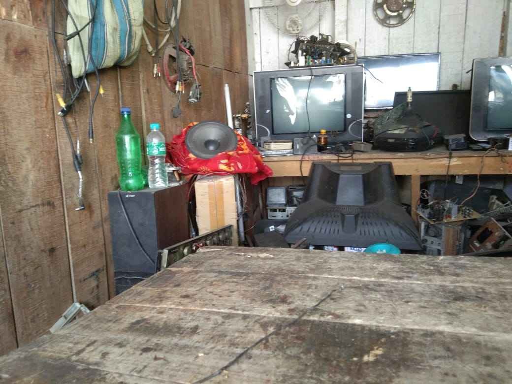 Electronics repairing shop photo 2
